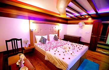 premium-houseboat-bedroom