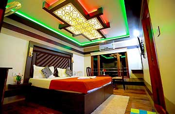 premium-houseboat-bedroom